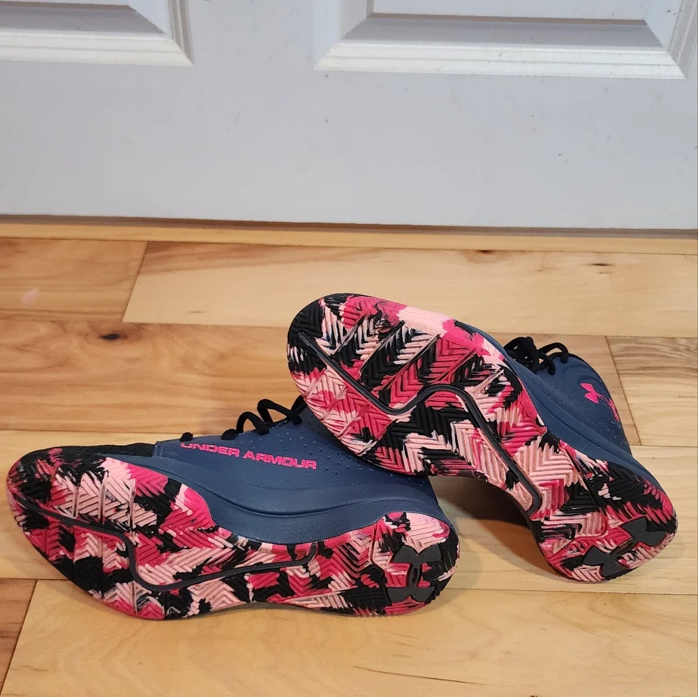 NWOT Under Armour Jet Gray and pink unisex sneakers 5.5Y